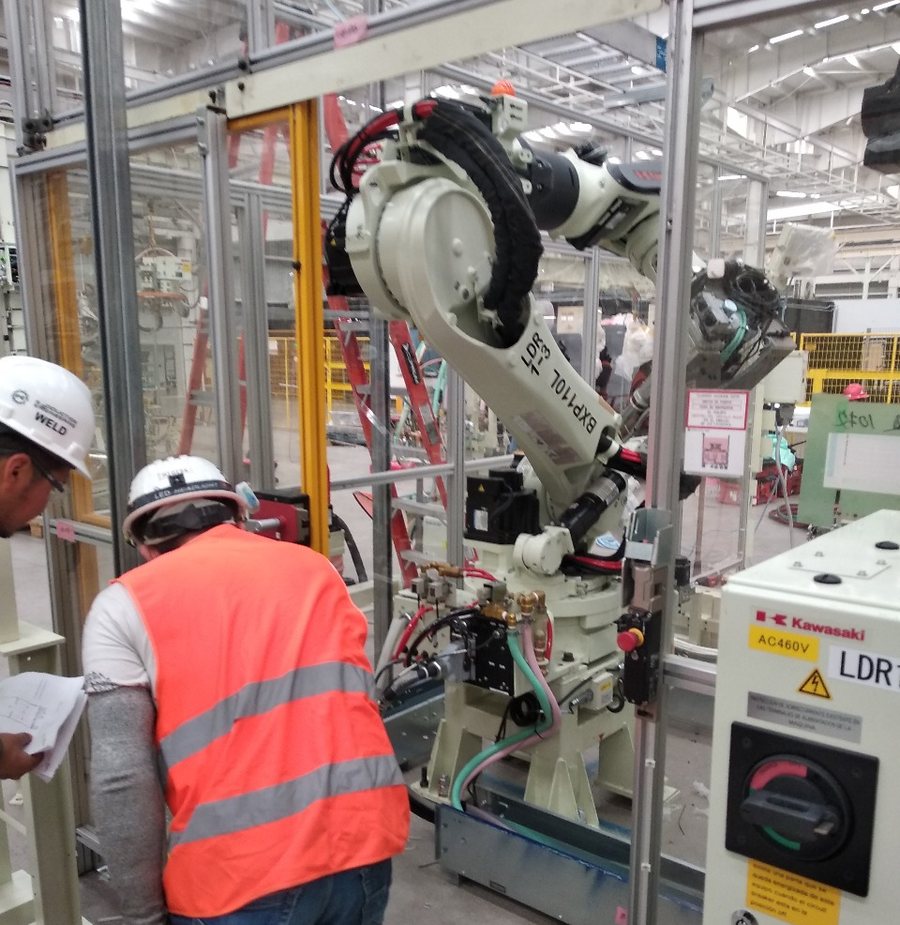 Ingenieros de EFFICAX revisando una celda robotizada en planta