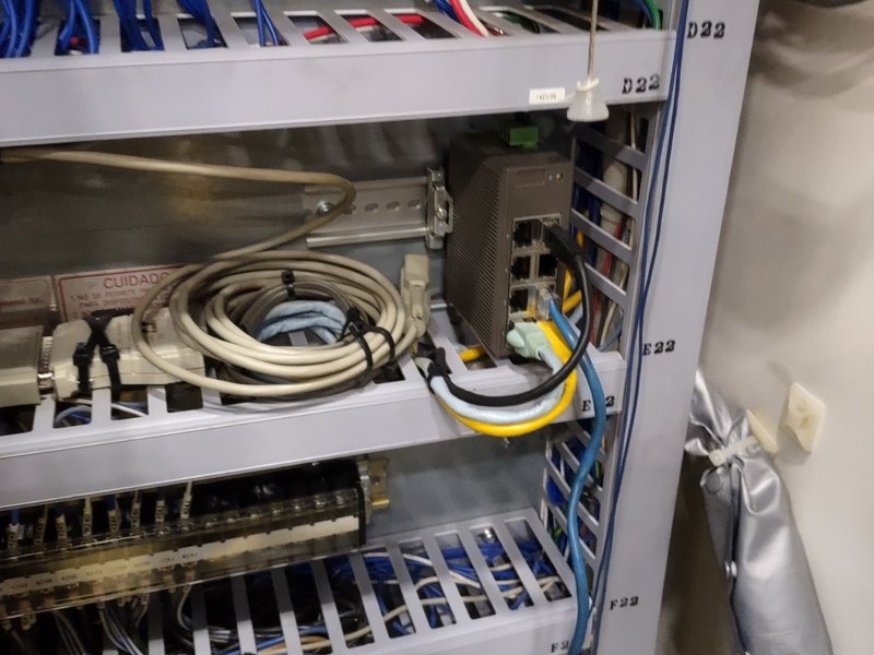 Gabinete con switch industrial y cableado estructurado de red